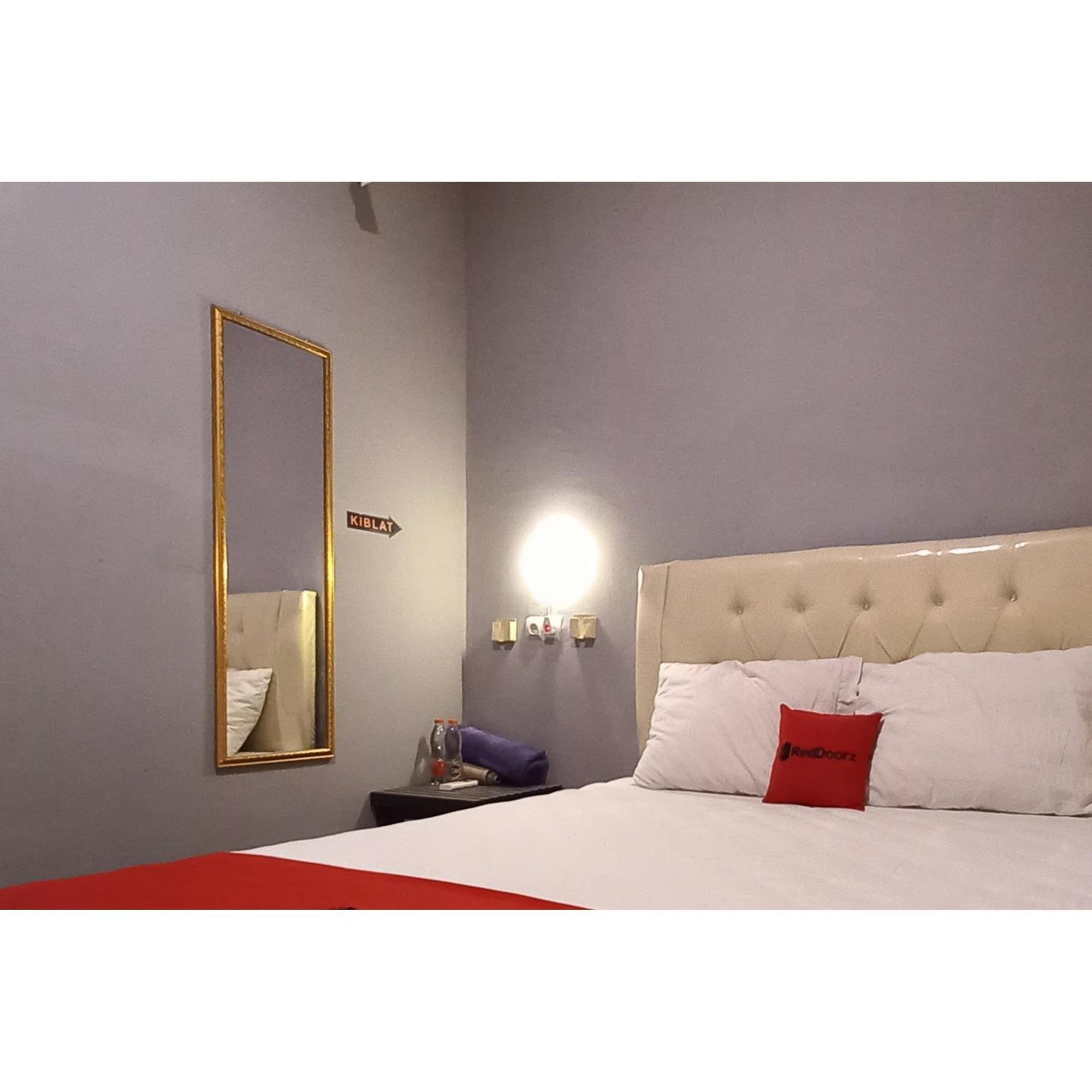 Reddoorz At Deluxe Hotel Near Terminal Purabaya Bungurasih Sidoarjo Exterior photo