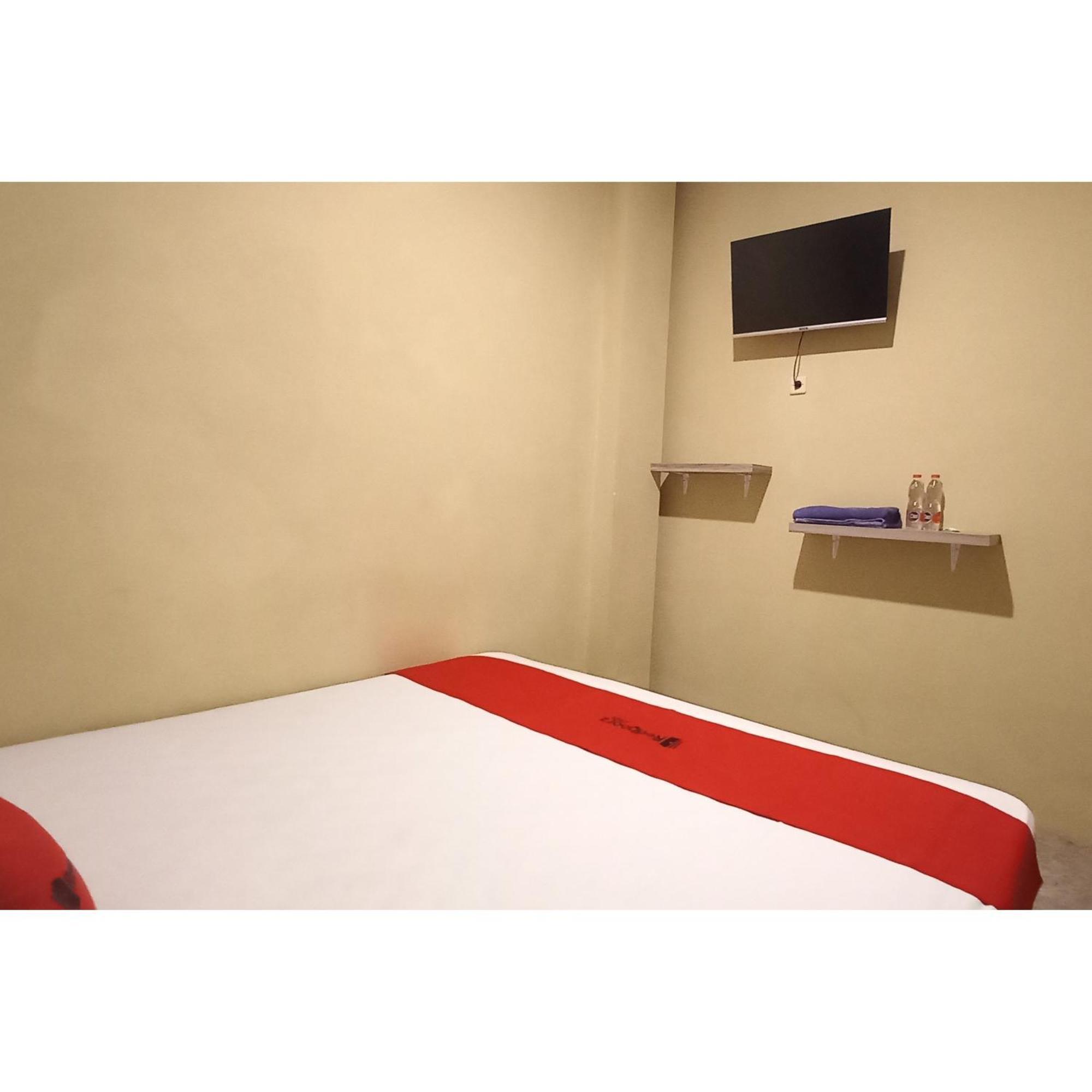Reddoorz At Deluxe Hotel Near Terminal Purabaya Bungurasih Sidoarjo Exterior photo
