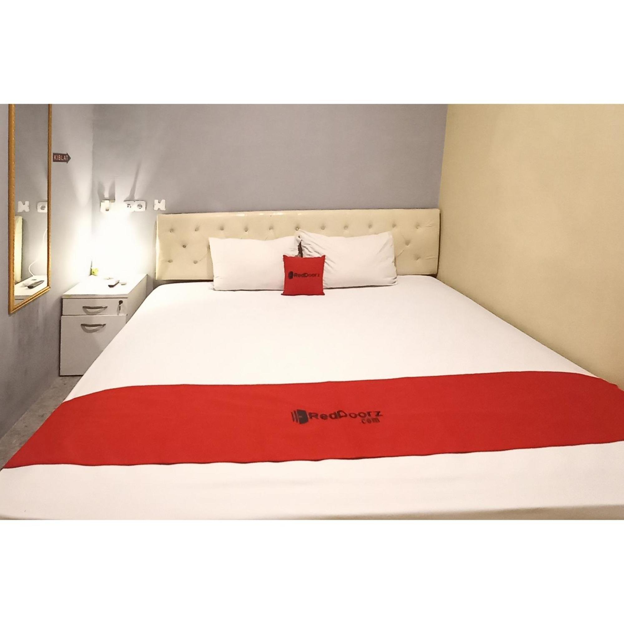 Reddoorz At Deluxe Hotel Near Terminal Purabaya Bungurasih Sidoarjo Exterior photo