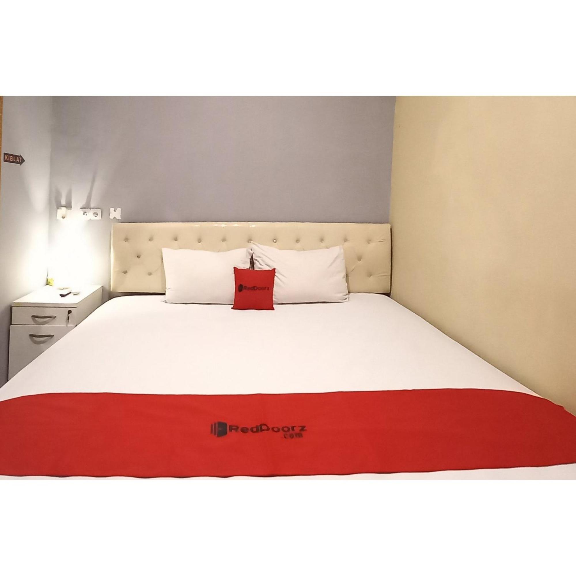 Reddoorz At Deluxe Hotel Near Terminal Purabaya Bungurasih Sidoarjo Exterior photo