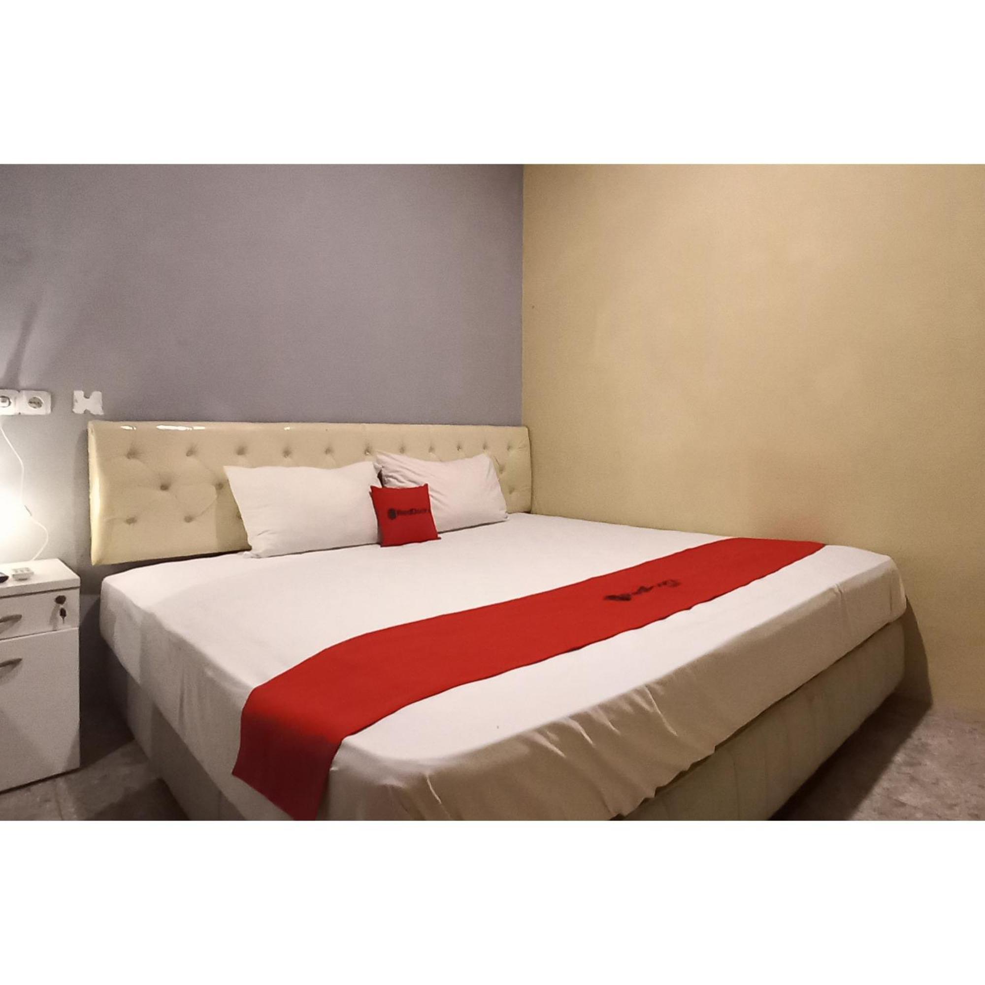 Reddoorz At Deluxe Hotel Near Terminal Purabaya Bungurasih Sidoarjo Exterior photo
