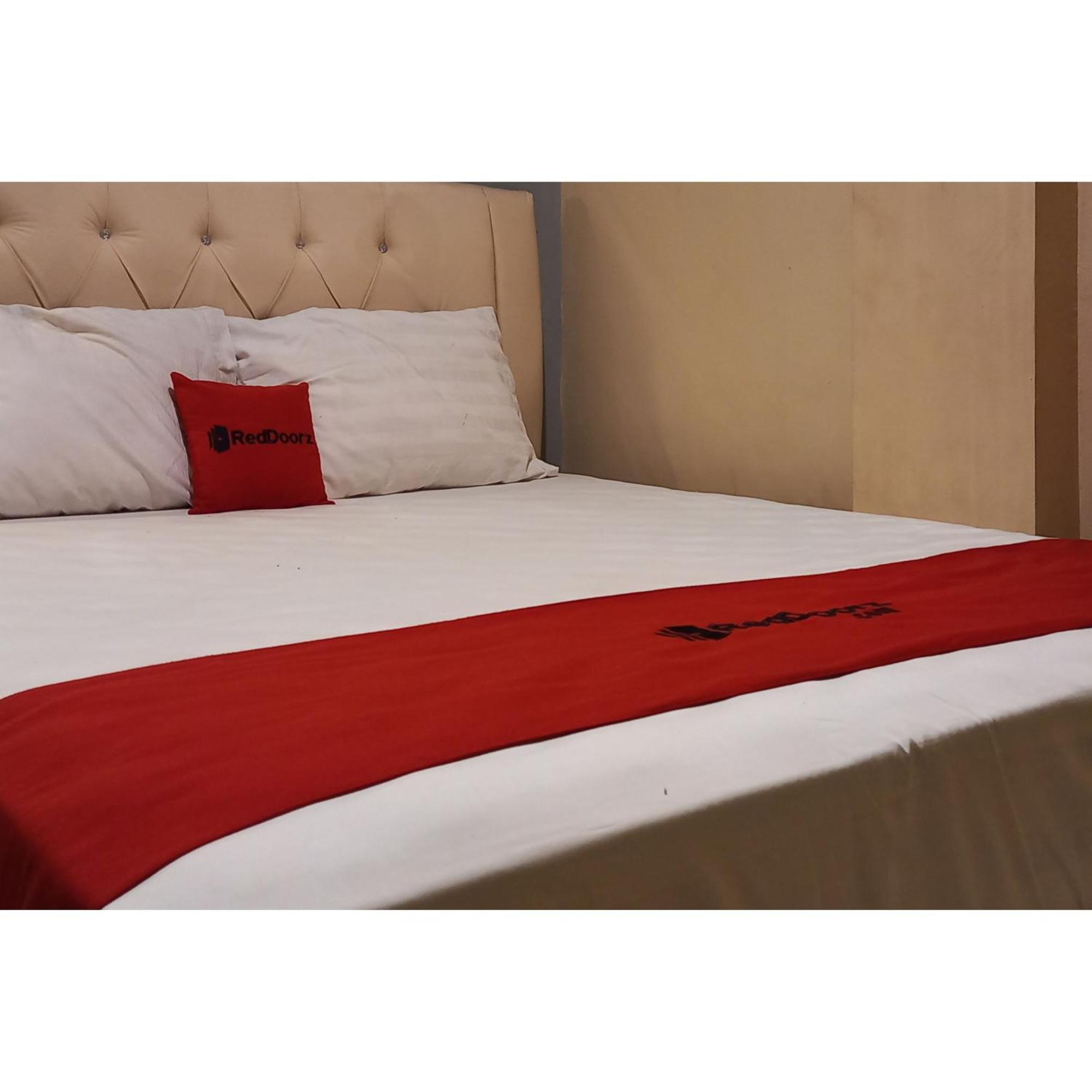 Reddoorz At Deluxe Hotel Near Terminal Purabaya Bungurasih Sidoarjo Exterior photo