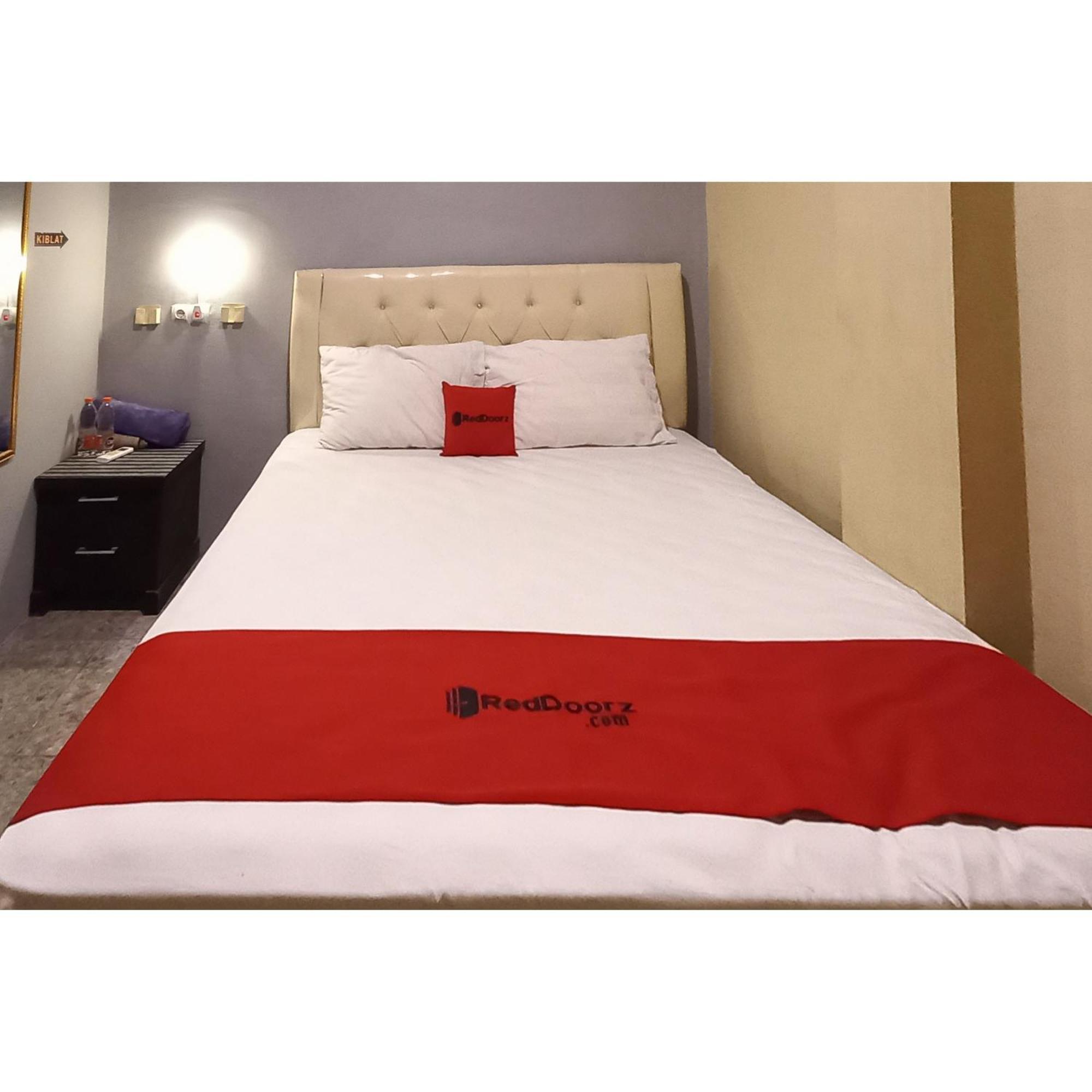 Reddoorz At Deluxe Hotel Near Terminal Purabaya Bungurasih Sidoarjo Exterior photo