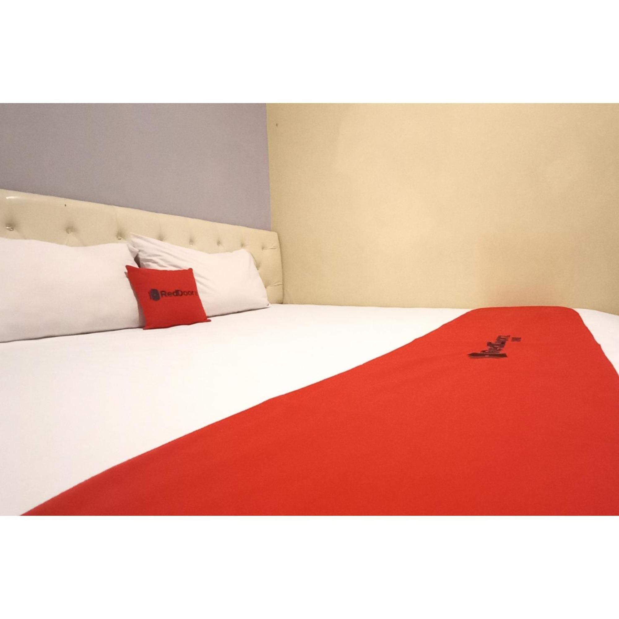 Reddoorz At Deluxe Hotel Near Terminal Purabaya Bungurasih Sidoarjo Exterior photo