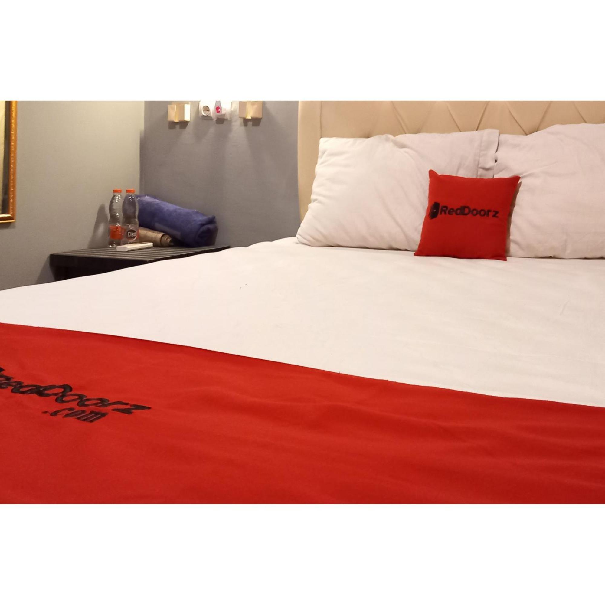 Reddoorz At Deluxe Hotel Near Terminal Purabaya Bungurasih Sidoarjo Exterior photo