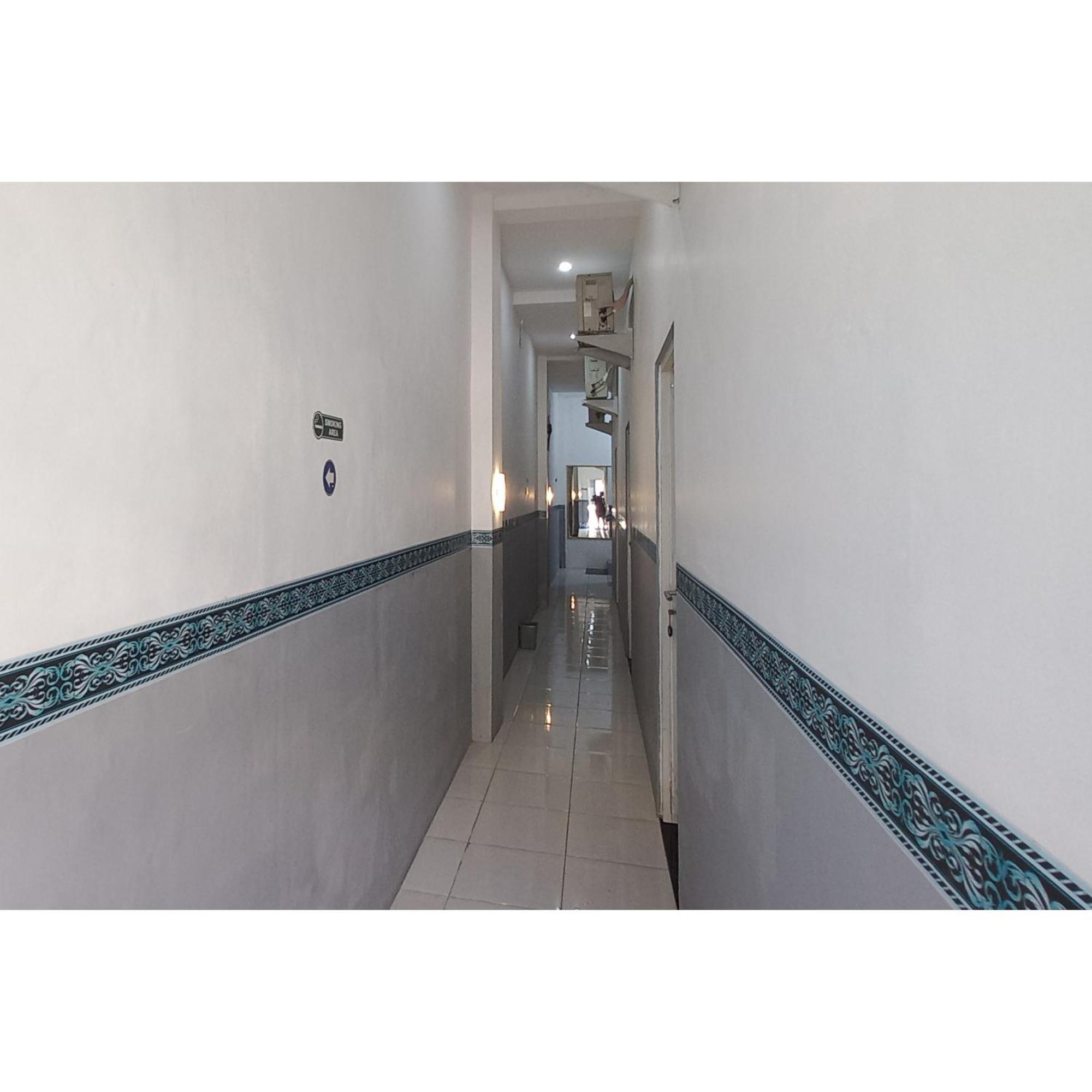 Reddoorz At Deluxe Hotel Near Terminal Purabaya Bungurasih Sidoarjo Exterior photo
