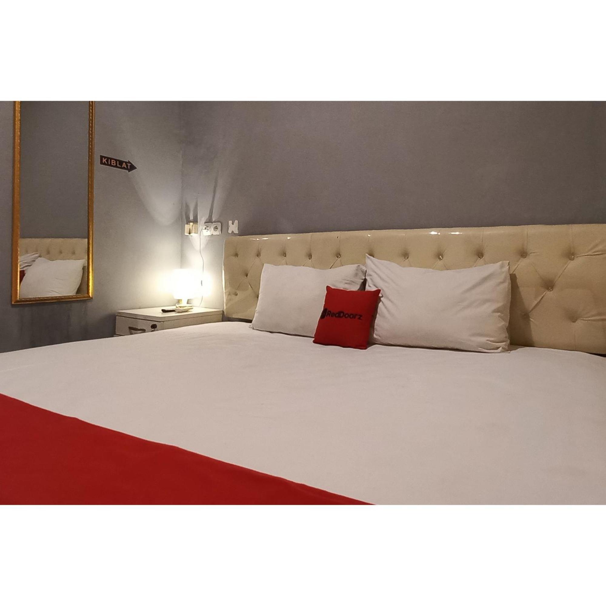 Reddoorz At Deluxe Hotel Near Terminal Purabaya Bungurasih Sidoarjo Exterior photo