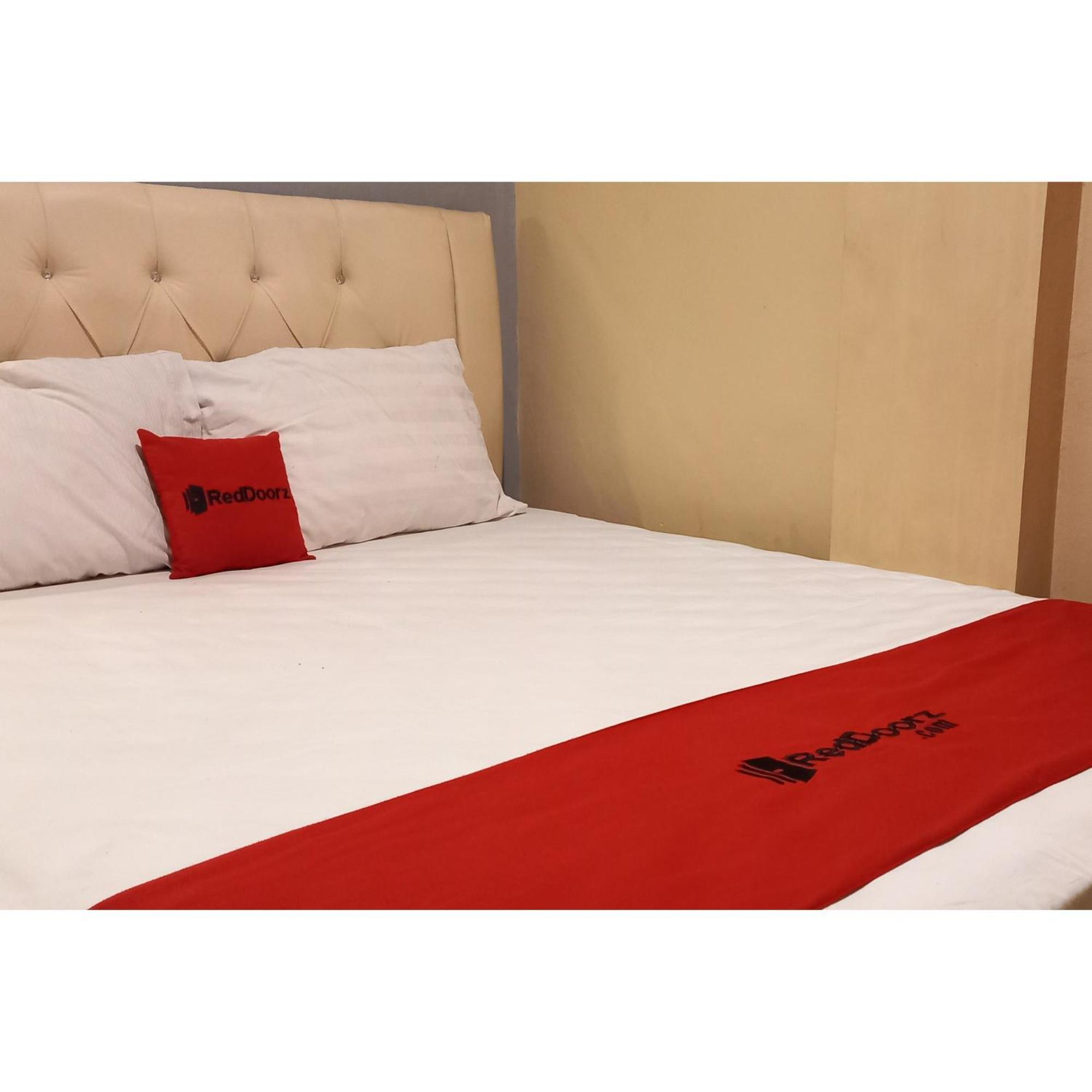 Reddoorz At Deluxe Hotel Near Terminal Purabaya Bungurasih Sidoarjo Exterior photo